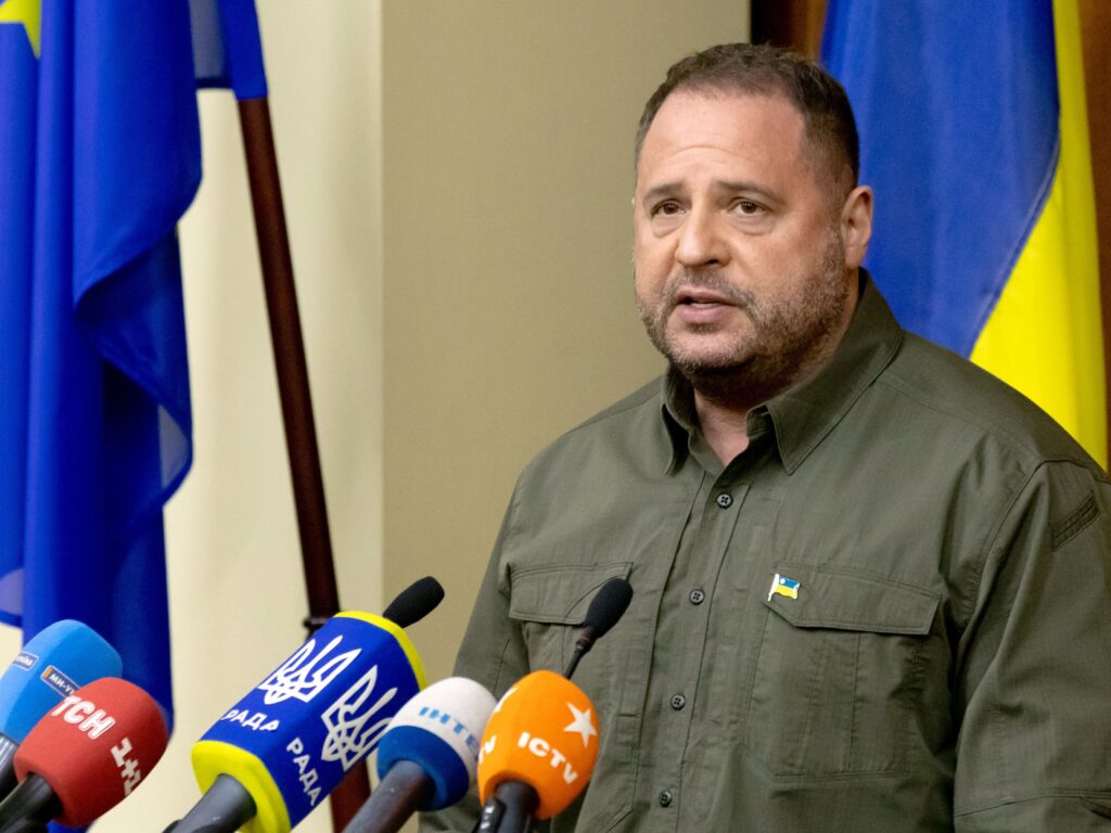 După ce a demisionat, Andrii Iermak anunță că merge pe front: Nu vreau să-i creez probleme lui Zelenski