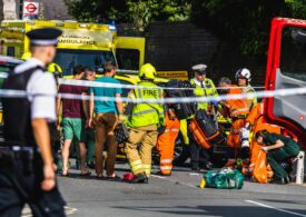 Nouă persoane înjunghiate într-un tren spre Londra, doi suspecți arestați