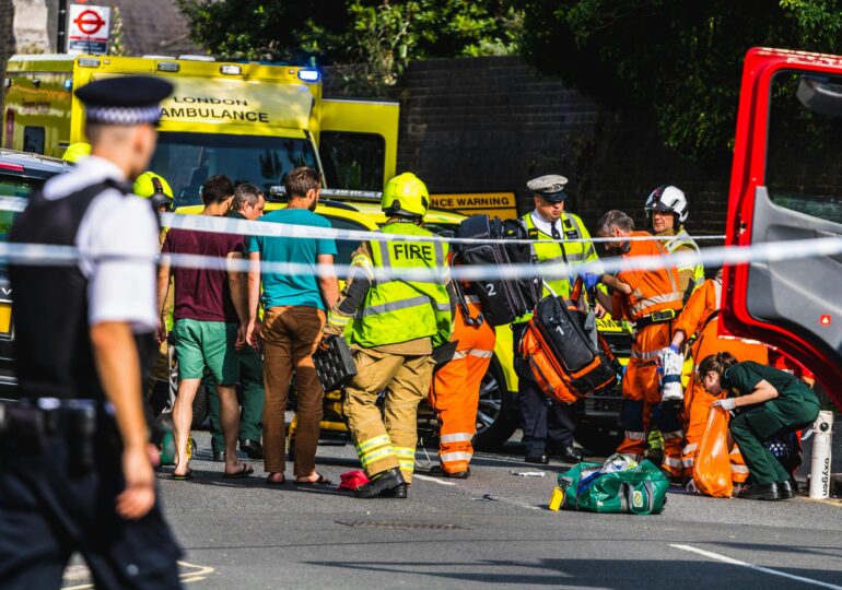 Nouă persoane înjunghiate într-un tren spre Londra, doi suspecți arestați