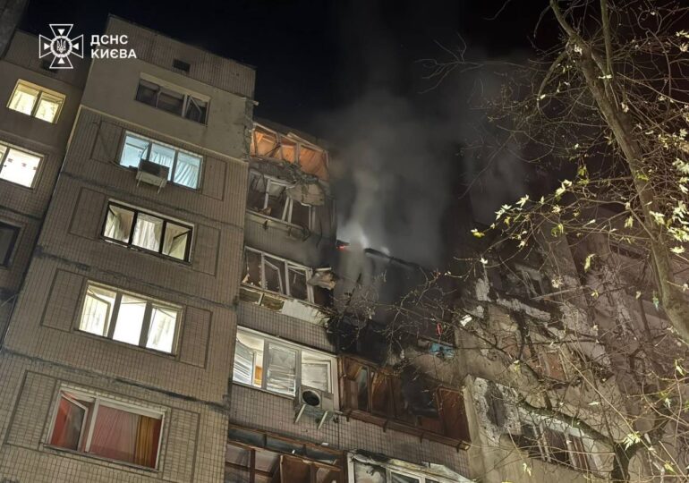 <span style="color:#990000;">Ziua 1360</span> Atac aerian masiv la Kiev, zeci de victime și clădiri distruse. Ucraina lovește un port la Marea Neagră și rafinăria din Saratov (Foto&Video). Avion Su-30 prăbușit în nordul Rusiei