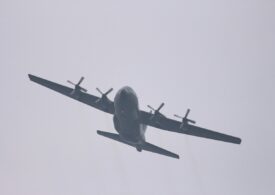 Momentul în care se prăbușește un avion militar, cu 20 de persoane la bord. Nu se știe nimic de victime (Video)