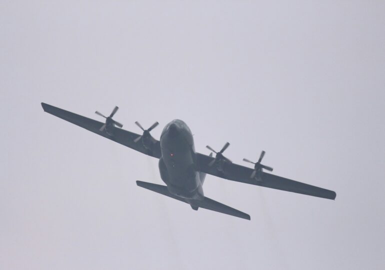 Momentul în care se prăbușește un avion militar, cu 20 de persoane la bord. Nu se știe nimic de victime (Video)