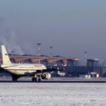 Aterizare de urgență în Rusia: Bucăți dintr-un avion au început să cadă în timpul zborului (Video)