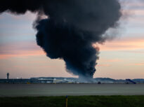 A plane crashed at an airport in the USA: There are at least 7 dead and several buildings caught fire (Video)