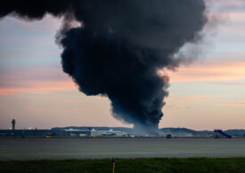 Un avion s-a prăbușit pe un aeroport din SUA: Sunt cel puțin 7e morți și mai multe clădiri au luat foc (Video)