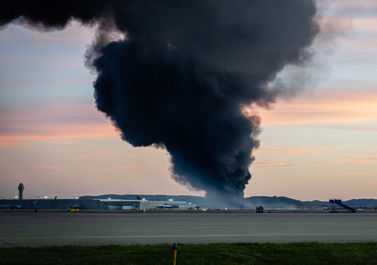 Un avion s-a prăbușit pe un aeroport din SUA: Sunt cel puțin 7e morți și mai multe clădiri au luat foc (Video)