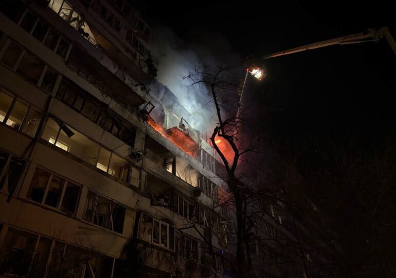 <span style="color:#990000;">Ziua 1371</span> Ucraina acceptă acordul de pace modificat al lui Trump. Atac masiv asupra Kievului, cu zeci de victime (Foto & Video)