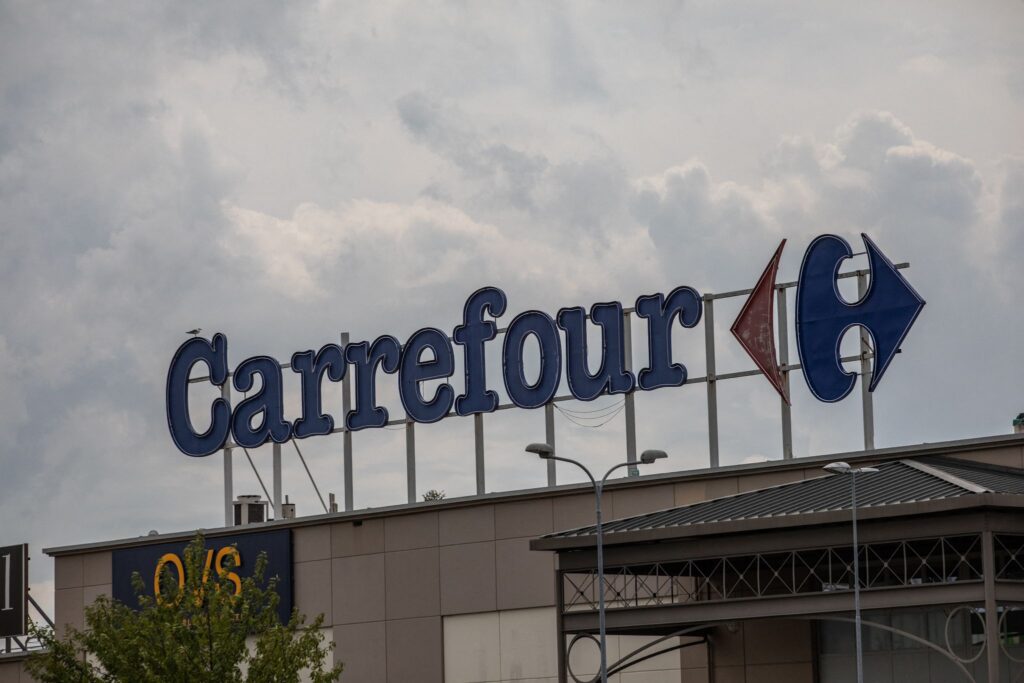 Frații Pavăl, proprietarii Dedeman, vor magazinele Carrefour din România