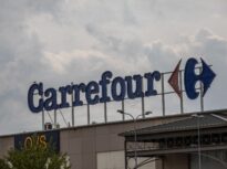 Frații Pavăl, proprietarii Dedeman, vor magazinele Carrefour din România