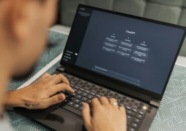 Angajații de la Finanțe, ANAF și Vamă nu mai pot folosi ChatGPT, Gemini, WhatsApp sau e-mailul personal
