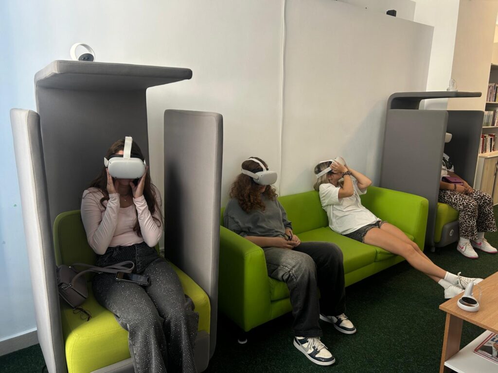 copii cu ochelari VR la Biblioteca din Onești
