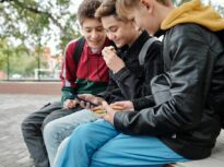 44% dintre adolescenții români spun chiar ei că petrec prea mult timp în fața ecranelor – Eurobarometru