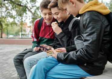44% dintre adolescenții români petrec prea mult timp în fața ecranelor - Eurobarometru