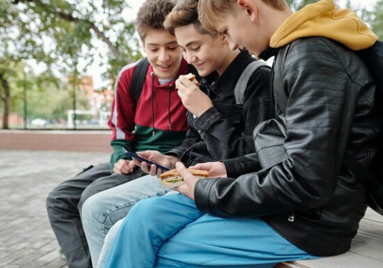 44% dintre adolescenții români spun chiar ei că petrec prea mult timp în fața ecranelor - Eurobarometru