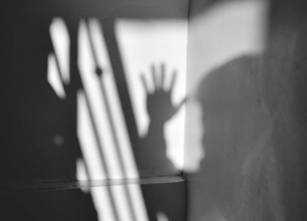 Un elev de 9 ani din Cluj i-a dislocat umărul învățătoarei, a lovit-o cu capul în nas pe directoare și a mușcat-o pe psihologă. Doar polițiștii l-au putut opri