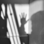 Un elev de 9 ani din Cluj i-a dislocat umărul învățătoarei, a lovit-o cu capul în nas pe directoare și a mușcat-o pe psihologă. Doar polițiștii l-au putut opri