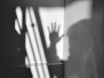 Un elev de 9 ani din Cluj i-a dislocat umărul învățătoarei, a lovit-o cu capul în nas pe directoare și a mușcat-o pe psihologă. Doar polițiștii l-au putut opri