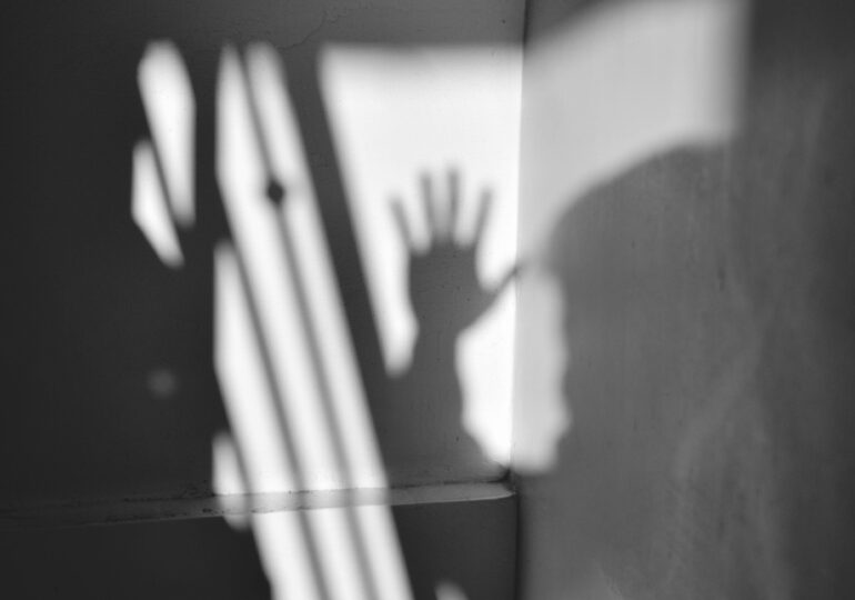 Un elev de 9 ani din Cluj i-a dislocat umărul învățătoarei, a lovit-o cu capul în nas pe directoare și a mușcat-o pe psihologă. Doar polițiștii l-au putut opri