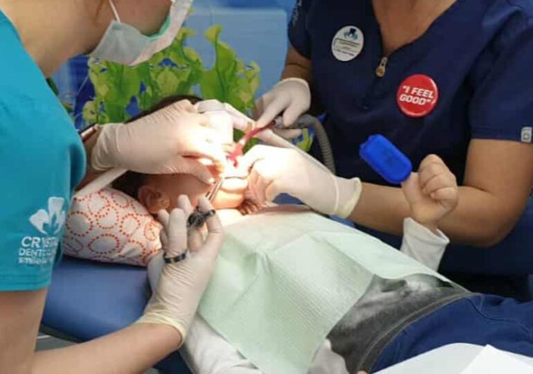 „Au omorât-o”! Părinții fetiței moarte la dentist spun că ambulanța a venit după mai bine de o oră. Ministrul Rogobete a trimis Corpul de Control la clinică