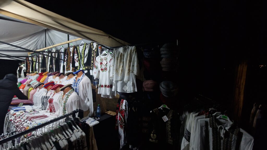 costume cu aspect popular la târgul din Parcul Iz