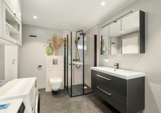 Cum să amenajezi baia din casa de vacanță - confort și simplitate în mijlocul naturii