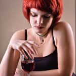 O singură enzimă ar putea fi responsabilă pentru dependența de alcool și bolile de ficat