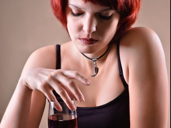 O singură enzimă ar putea fi responsabilă pentru dependența de alcool și bolile de ficat