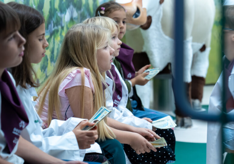 Încrederea în visul tău începe cu educația financiară: BCR și Destiny Park, parteneri pentru o generație mai sigură pe sine