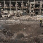 Ridicat în vreme de război, distrus într-o noapte – a fost bombardat primul depozit logistic „verde” al Ucrainei (Foto&Video)