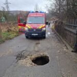 Doi bărbați au căzut într-o groapă apărută în asfalt, la Petroșani. Au ajuns la spital
