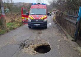 Doi bărbați au căzut într-o groapă apărută în asfalt, la Petroșani. Au ajuns la spital