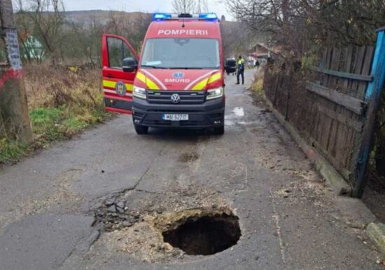 Doi bărbați au căzut într-o groapă apărută în asfalt, la Petroșani. Au ajuns la spital