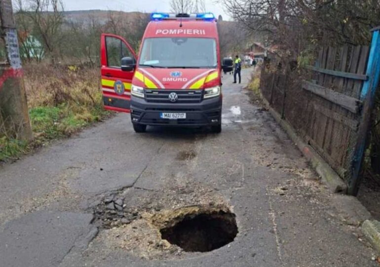 Doi bărbați au căzut într-o groapă apărută în asfalt, la Petroșani. Au ajuns la spital