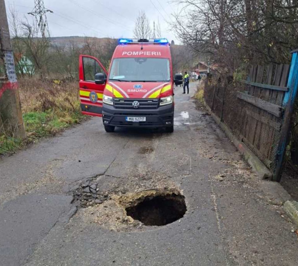 Doi bărbați au căzut într-o groapă apărută în asfalt, la Petroșani. Au ajuns la spital