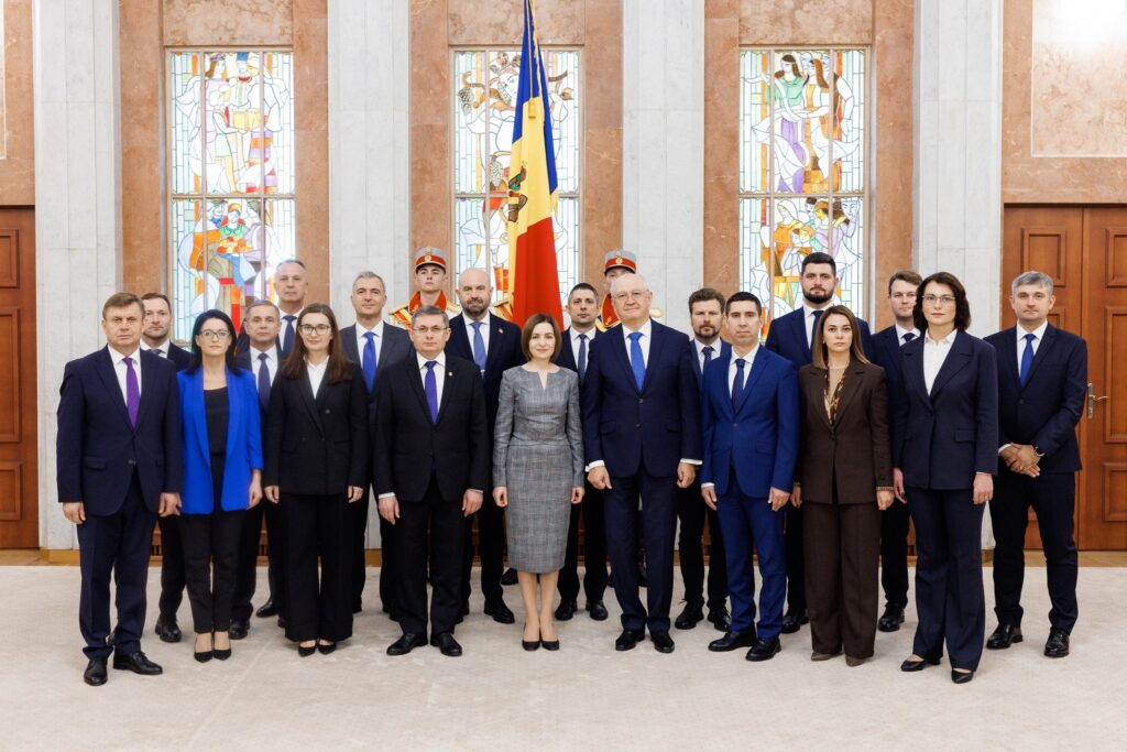 Republica Moldova are un nou guvern. Executivul condus de Alexandru Munteanu a depus jurământul de învestire