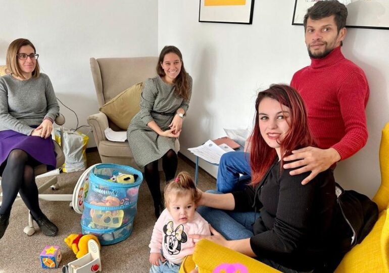 Fenomenul „mamei invizibile”. Viața femeilor după concediul de maternitate