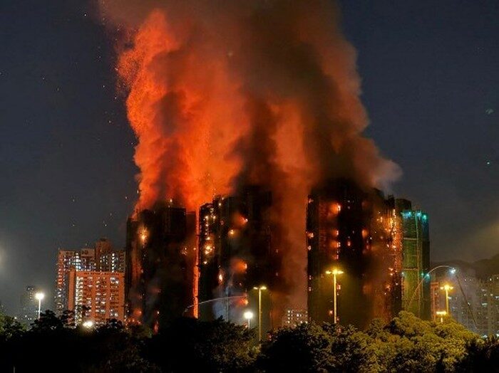 Încă arde. Bilanțul incendiului uriaș din Hong Kong a ajuns la 55 de morți, zeci de răniți, sute de dispăruți. Focul a cuprins cele 32 de etaje în doar cinci minute (Foto & Video)