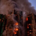 Incendiu puternic în Hong Kong. Arde un complex de zgârie nori. Sunt cel puțin 14 morți, dar și oameni blocați în blocurile în flăcări (Video)