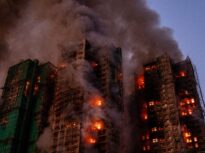Arde un complex de zgârie nori din Hong Kong. Cel puțin 36 de oameni au murit și aproape 300 sunt dispăruți în blocurile în flăcări. Trei suspecți au fost arestați (Video)