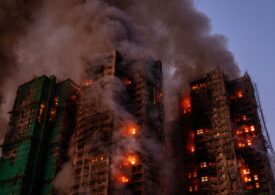 Arde un complex de zgârie nori din Hong Kong. Cel puțin 36 de oameni au murit și aproape 300 sunt dispăruți în blocurile în flăcări. Trei suspecți au fost arestați (Video)