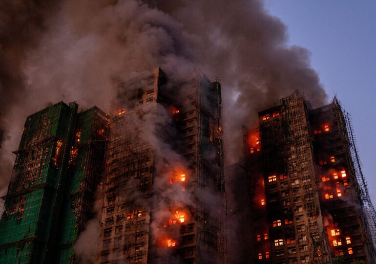 Incendiu puternic în Hong Kong. Arde un complex de zgârie nori. Sunt cel puțin 14 morți, dar și oameni blocați în blocurile în flăcări (Video)