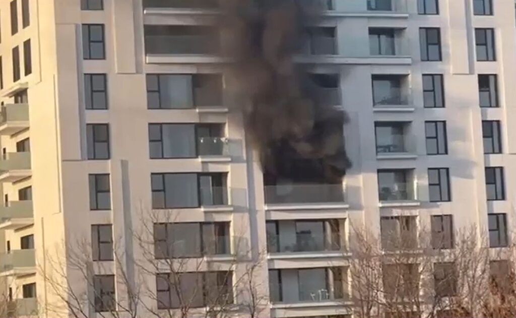 Incendiu puternic într-un bloc din Capitală. 17 persoane au ajuns la spital, una în stare gravă (Video)
