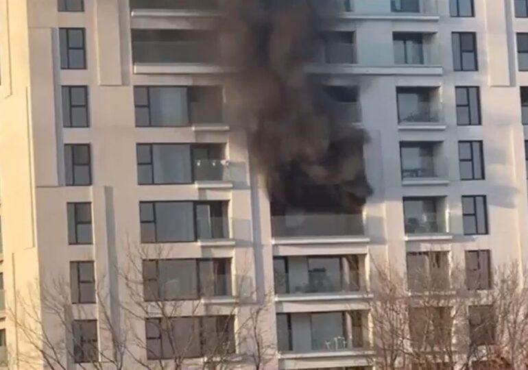 Incendiu puternic într-un bloc din Capitală. 17 persoane au ajuns la spital, una în stare gravă (Video)
