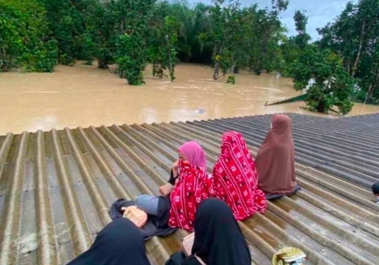 Situație disperată în Thailanda, după cea mai puternică ploaie din ultimii 300 de ani. Au murit 18 oameni, iar alții nu au ce mânca și sunt blocați în case de zile întregi (Foto&Video)