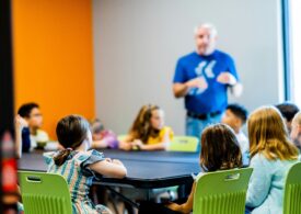 Învățător din Lugoj, reținut după ce ar fi lovit cu palma două eleve de 10 ani