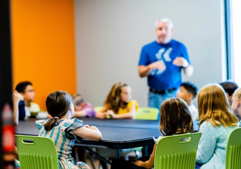 Învățător din Lugoj, reținut după ce ar fi lovit cu palma două eleve de 10 ani