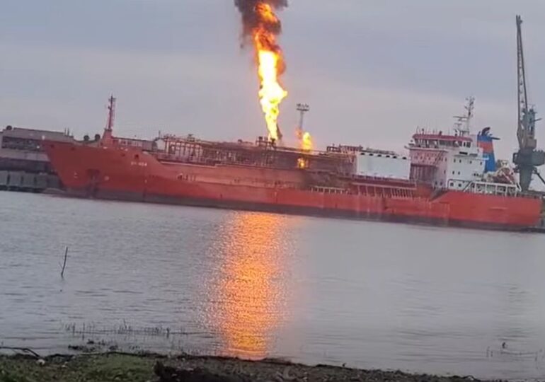 Două sate din Deltă sunt evacuate, după ce o navă cu GPL a fost lovită de drone și e risc mare de explozie. Arafat: Posibilitate de impact pe o rază de 4,7 km (Video)