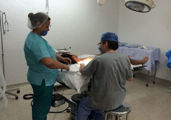 Pacienții din zona Moldovei au de acum acces la angiograf de ultimă generație. Prima operație a fost transmisă live