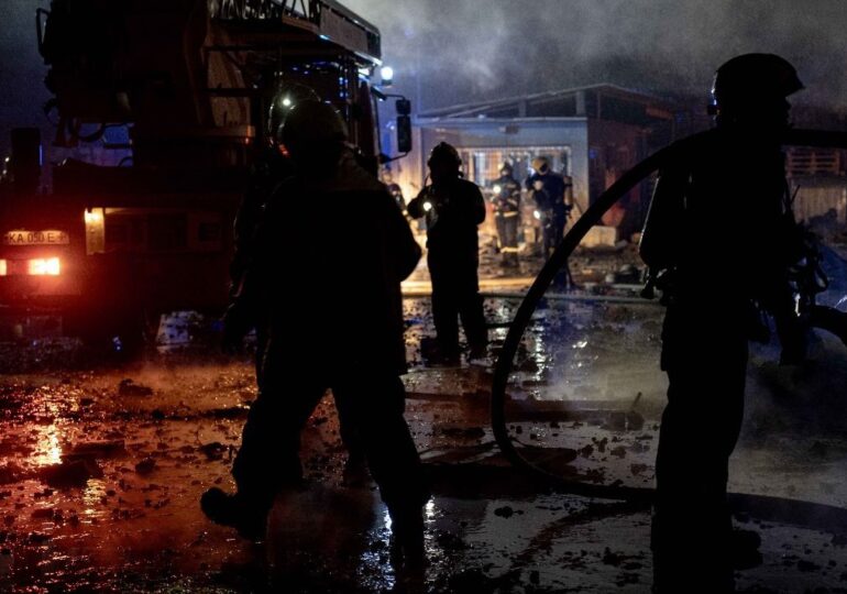 <span style="color:#990000;">Ziua 1351</span> Rușii nu știu ce i-a lovit azi-noapte. Un maniac care a dezertat din Ucraina terorizează o regiune rusă. Moscova pregătește reluarea testelor nucleare. Angelina Jolie, vizită surpriză la Herson