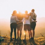 Expert: Cei mai fericiți oameni au 3 tipuri de prieteni pe care se pot baza